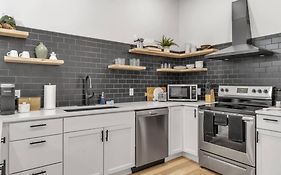 Carriage House Loft - King Bed And Garage Parking